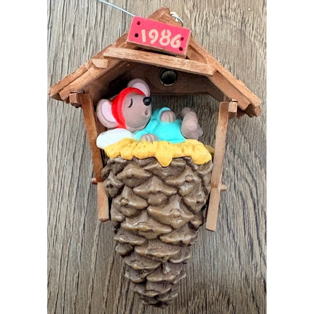 Hallmark Ornament Chris Mouse Dreams #2 Sleeping in Pinecone Nest 1986 No Light